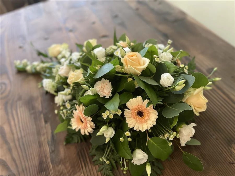 Funeral flower casket spray by Maisie Bloem